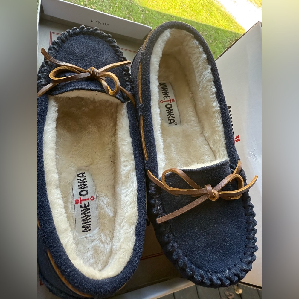 Minnetonka Women's Navy and Tan Slippers